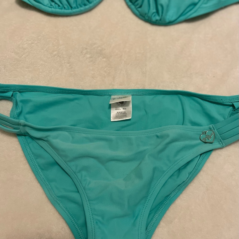 Body Glove swimsuit. Cup size D. Bottom size medium.